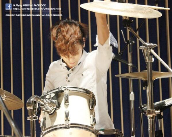Nflying_jpn's tweet photo. 【12/6公式Facebook】
NFlying かわいい顔にパワーあふれるドラム·プレイを見せる ギャップ魅力キム·ジェヒョンさん！ A drummer Kim Jae-Hyun-plays powerfully http://t.co/B1I4T8Mby6
