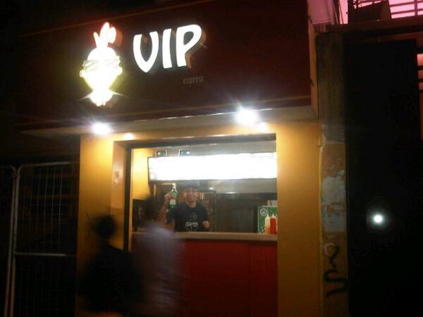 pollos_vip's tweet photo. #VIPexpress hoy hasta las 11pm no puedes perderte las mejores hamburguesas! Estamos junto a la discoteca Freeze. http://t.co/DKVAqfhQCh