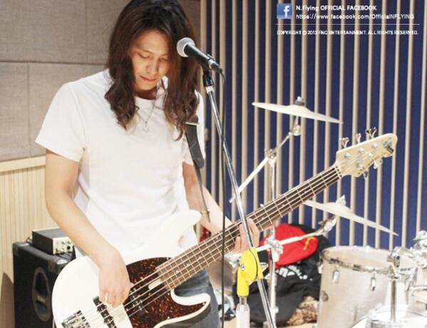 Nflying_jpn's tweet photo. 【12/6公式Facebook】
ベースを担当したエヌフライングのグォングァンジンさん フォース溢れる長い髪が印象的！ Bassist Kwon Kwang-Jin His long hair's so impressive！ http://t.co/5D8fJeeaY6