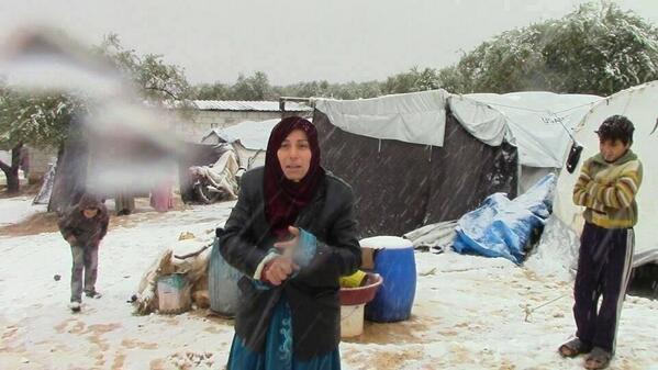 بواكر البرد في الإصباح تُجزعنا
فكيف يفعل أهل الشام إذ جمدوا
فلا لباس ولا بيتٌ وأغطية
بل الصقيعُ الذي في جوفه رقدوا