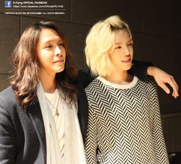 Nflying_jpn's tweet photo. 【12/6公式Facebook】
グァンジンさんとフンさんの魅力爆発！
素敵なバンドN.flying
韓国でも活動できると願って〜 http://t.co/f4QAaVcbff