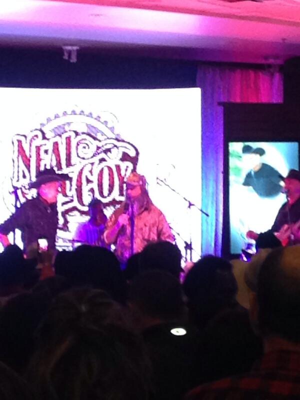 ColeSchwartz's tweet photo. Welllllllllll mountain man is in Vegas #duckdynasty http://t.co/6JMu8erXi0