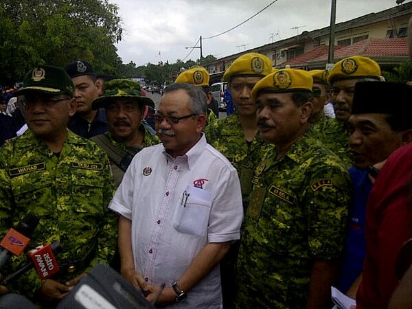 tiera_safee's tweet photo. RT @nadiasulaiman11: Sidang Media bsma Tan Sri KPPA di kwsan prumahaan Cendrawsih @Zahid_Hamidi  @KP_RELA  @msrz81 http://t.co/t7VWHpy0pF