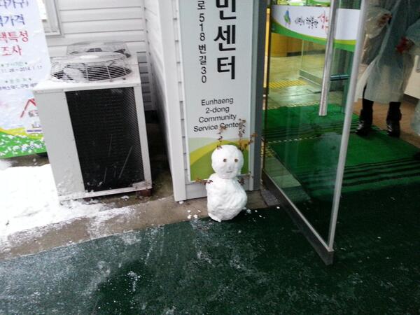 kdr_3's tweet photo. 올해의 베스트 제설작업 컷이 될수도.^^ "@barunsori1: RT @All_For_Human 12월 11일 누가 이런 여유를 부렸네요~그래도 예쁘네요  http://t.co/UfQ7JAOFZr   @Jaemyung_Lee @sn111111111"