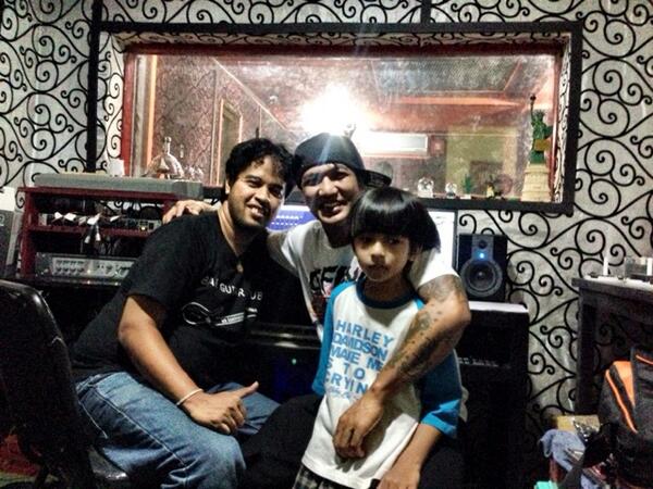 Consulting my Ridaz with <a href="/balawanguitar/">balawanguitar</a> to get a drum lesson at Balawan center - kick and hit kid!