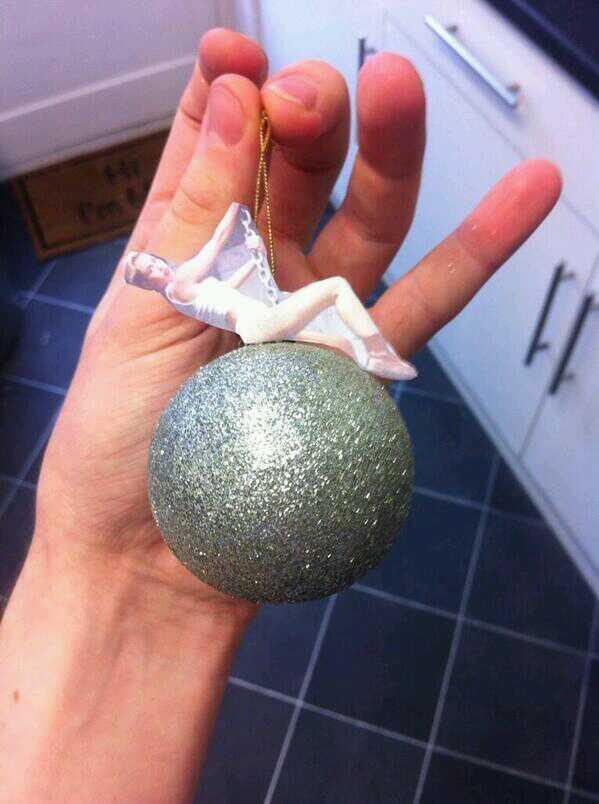 BiancaAncares's tweet photo. "@MejoresTwits: Idea para el árbol de Navidad JAJAJA. #SoloPasaEnNavidad http://t.co/e4yJQokS7y" @demidegana