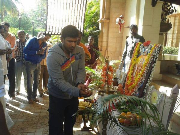 RAJMUSICKANNADA's tweet image. Exclusive pic of #Puneeth_Rajkumar at the muhurta of Dookudu remake in Bellary
