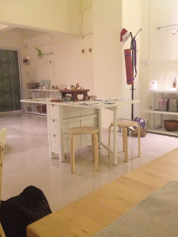 nasmap's tweet photo. โต๊ะกลางอันนี้ให้บรรยากาศอบอุ่นที่บ้านจริงๆ http://t.co/WwJbb1cQua