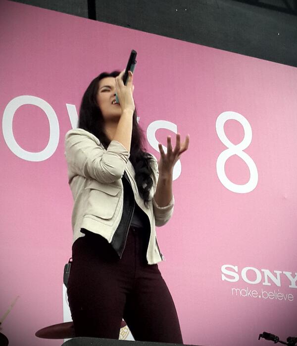 vitha_c's tweet photo. @raisa6690 keren tadi performnya kak,ditunggu next performnya lagi d sby y kak :) http://t.co/EmZG3Pxq6O