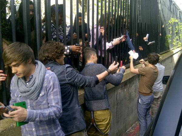 #ThrowbackThursday: The guys signing stuff for fans before the <a href="/TitchmarshShow/">Alan Titchmarsh</a> in the UK! 1DHQ x