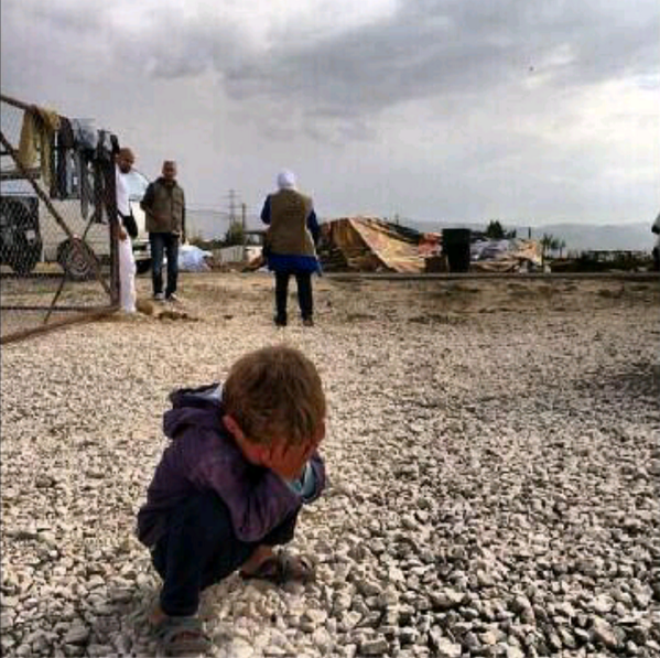 098_sss's tweet photo. رسالة من طفل لقيط: وأنتم تداعبون أطفالكم تذكروا من لا يجد الحضن الدافيء ومن لم يذنب غير أنه يتحمل أخطاء وتبعات غيره . http://t.co/M8I2Bh9gpG