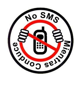 La DISTRACCIÓN es la causa más común de los accidentes de tránsito evita utilizar tu celular mientras manejas.