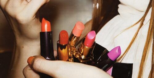 Brandsclub's tweet photo. Top 5: Veja no Brandstyle quais foram os batons mais pedidos das novelas em 2013 » http://t.co/4Nkx7OgyZW    #makeup http://t.co/jjK0K4HmCy