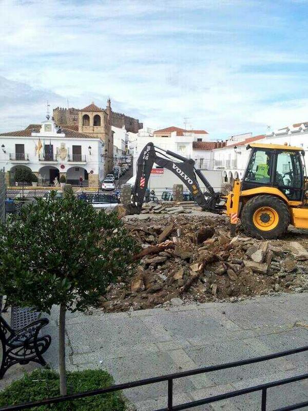 jdvg94's tweet photo. "@seguradeleoncom: El Paseo de Segura de León pierde su característico llorón http://t.co/cxvWhDh7PX" :'(