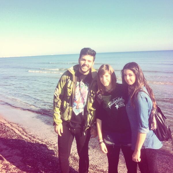 LlorenMart's tweet photo. Dinaret a la platja amb @Raquel_SdUZ  @anna19391 #gordura #adobada #friends #work #study http://t.co/aVtN3HRoY8