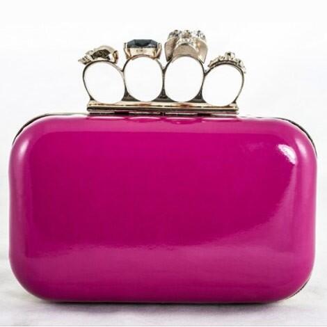 LitaVIStyle's tweet photo. Si eres una mujer atrevida, amante de los accesorios potentes, este clutch con anillos incorporados de Dresslux http://t.co/uK6EFRzi4p