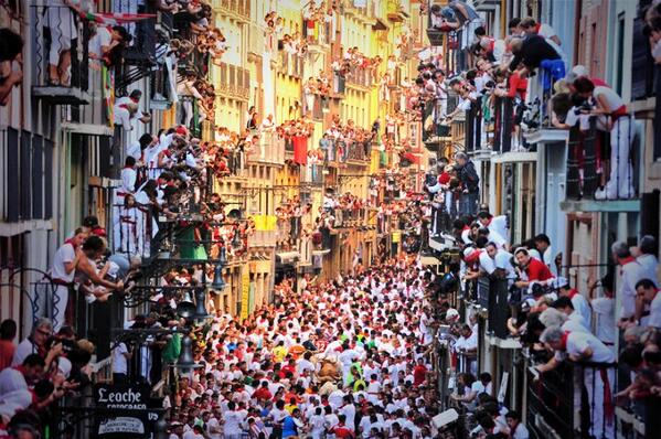 luquin_ivan's tweet photo. Una foto del encierro elegida como una de las mejores fotos del año. Que bonita eres, Pamplona http://t.co/VvUkY6Q6HA