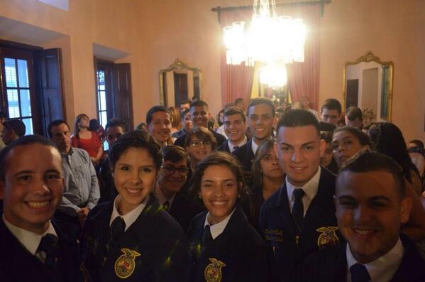 Esperando a el Gobernador en el Recibimiento en Fortaleza el pasado domingo.