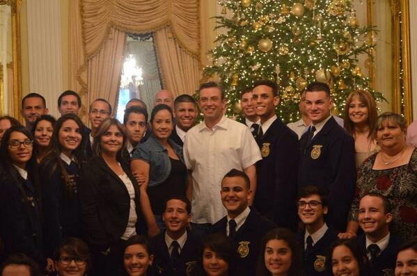 Grupo junto al Gobernador.