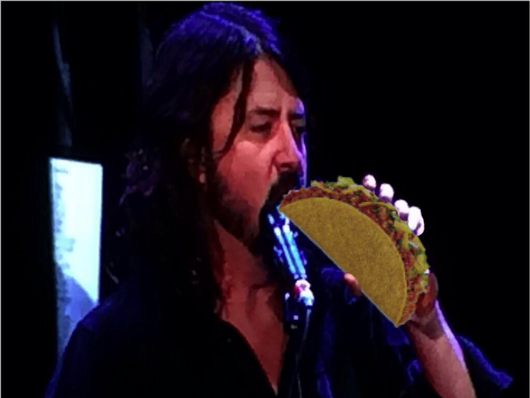 esthergallegos's tweet photo. @corona_music @cervezaindio yo no veo a Dave Grohl tomando corona mas bien lo veo comiendo un tacouuuu http://t.co/FJSZjjHWa7