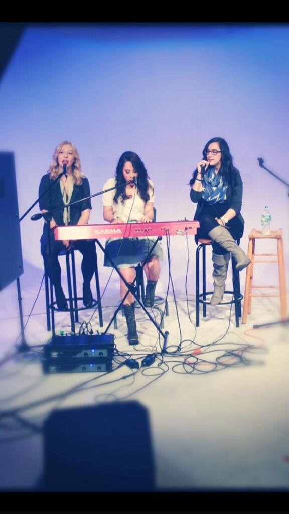 BlueLenex's tweet photo. #tbt to last year on @HofstraTNL. Catch us again tonight at 9 in @HerbertSchoolHU or on http://t.co/UuixejqJUE! http://t.co/Gfhc7vjx4b