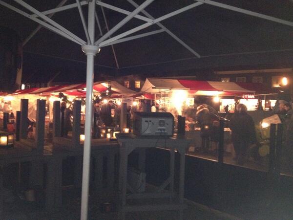 Winteravond in Scherpenzeel, wat een gezellige drukte.
Lekker warme chocolademelk en apfelstrudel met vanillesaus