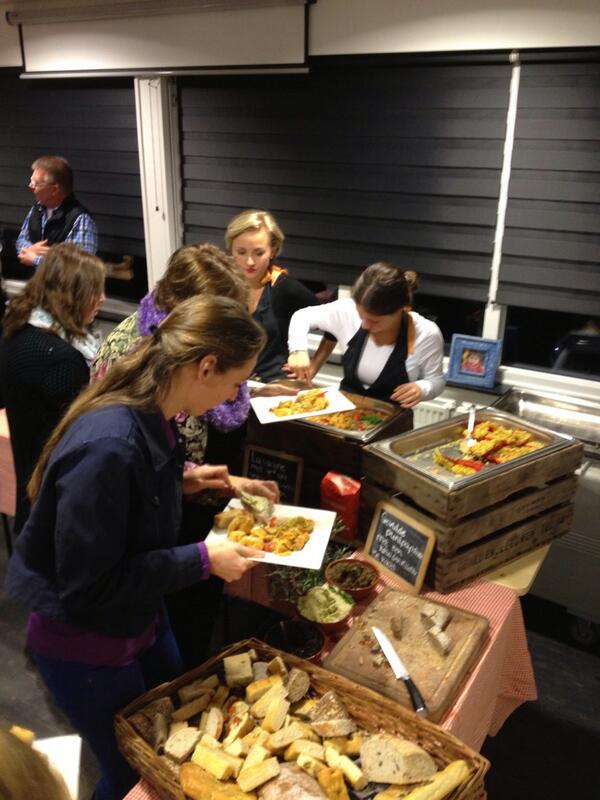 De vrijwilligers genieten van een heerlijke en welverdiende maaltijd van <a href="/SmaakVan/">De Smaak Van...</a>