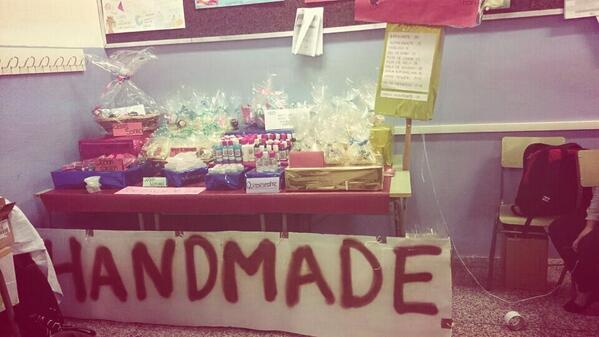 Handmadestz's tweet photo. Ya tenemos nuestro puesto listo para @rastrillosjc http://t.co/hps4I2pNtu