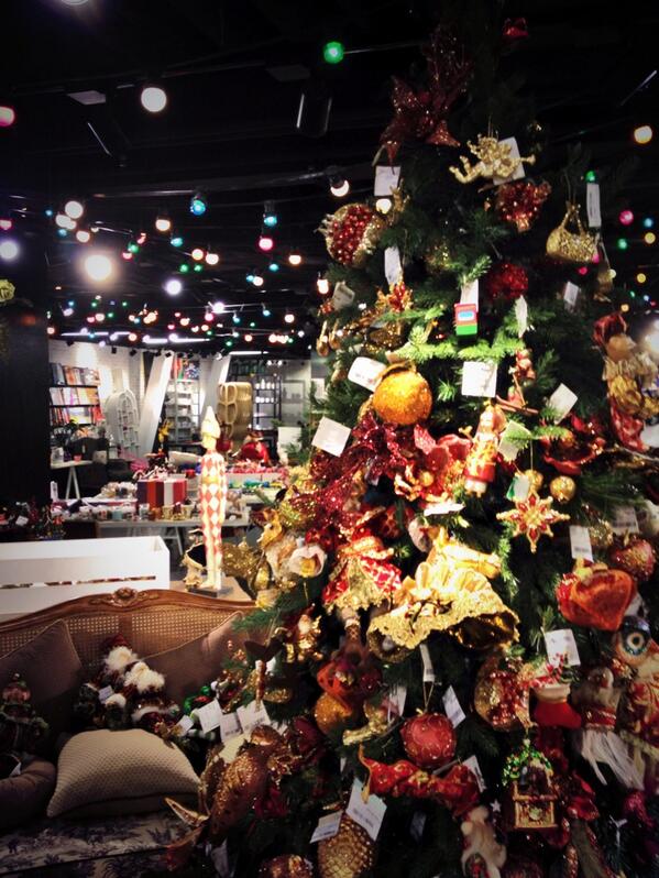 KseniaRotenko's tweet image. Были на новогоднем базаре в #цветной. Красиво. Дорого. И не понятно, что и где брать, сплошная мешанина