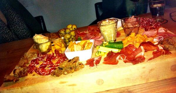 StijnKlaasen's tweet photo. Lekker met @Desemenzo aan een #snaaiplank mmm http://t.co/r3bKWqYWWq