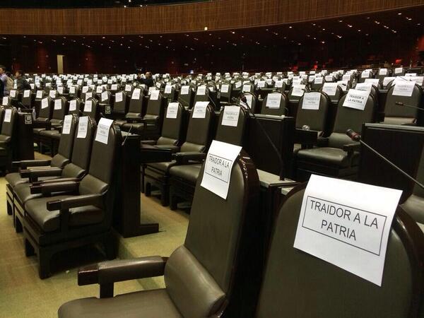 RedJuvenilXMx's tweet photo. El mayor atraco a nuestra patria . http://t.co/8XKh9aNflQ