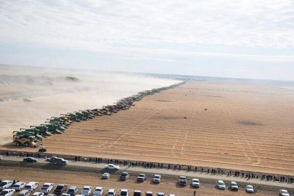Carla_WS's tweet photo. How awesome is this picture?About 249 combines in a 320 acre paddock near Dalmany, Saskatchewan #harvest13 #agchatoz http://t.co/DKJ5r1lEy3