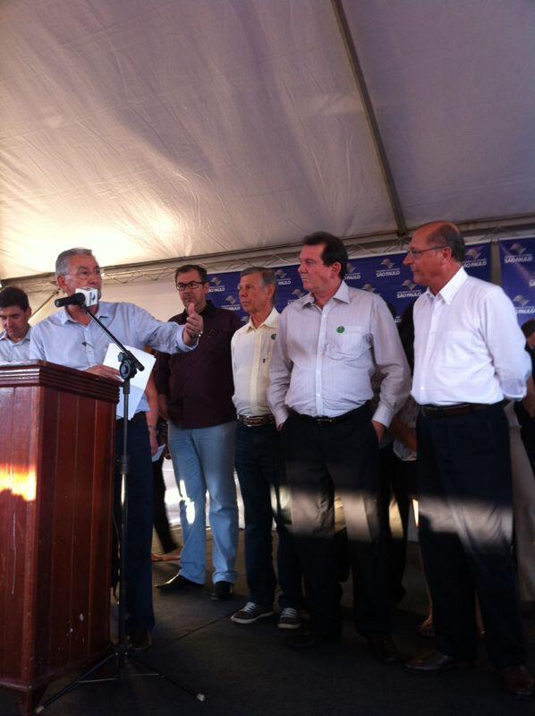 wgasparini's tweet photo. Recepcionando o Gov Alckmin em Morro Agudo, atendendo ao um pedido meu. http://t.co/3beAmh6Mm1