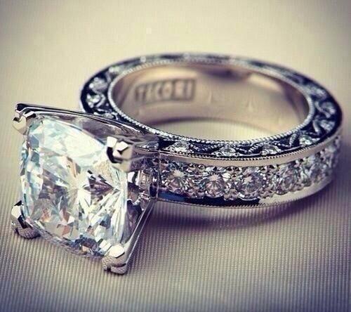 Rich_Bitchhh's tweet photo. Surprise me with this ring!!! 😍😍😍😍 http://t.co/OhInmvqw4I