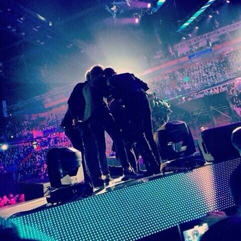 Colombia1DTT's tweet photo. "@1D_Swiss_Team: #New The boys on stage at XF Italia tonight #1 - S http://t.co/fepSQ45ZsH"