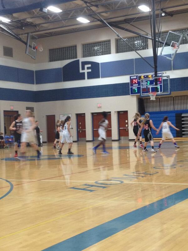 LakeFentonFans's tweet photo. JV girls are up 14-7!! Come support💙🏀💙🏀 #goblue http://t.co/dhw99jANc6