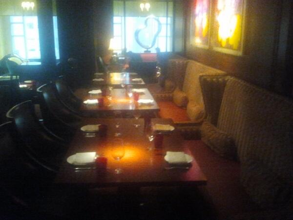Janette_Jara's tweet photo. I love the cozy banquets..... http://t.co/pZNOw7jW2j