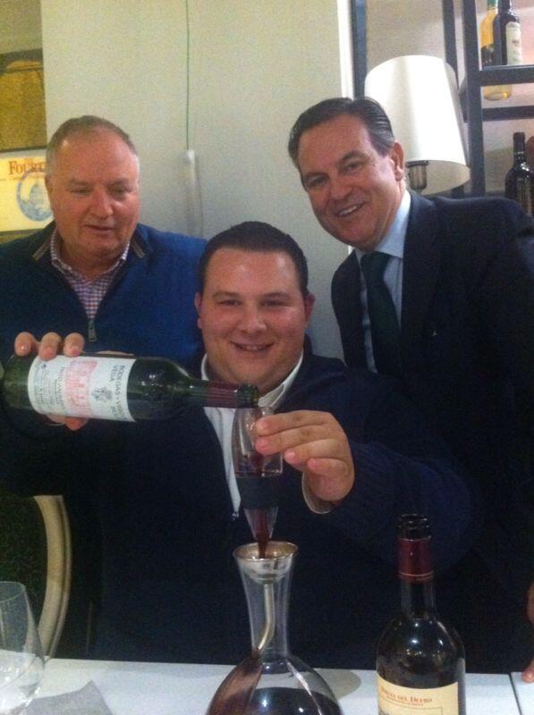 _Gregoriogarcia's tweet photo. Disfrutando de una magnífica cena en Oleum con los amigos @MarianAguilera7,@jesusvalerog http://t.co/Zfrpp7L8JW