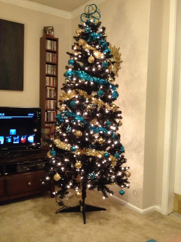 Mariboat's tweet photo. Love my black Christmas tree! http://t.co/L1wYDphDOL