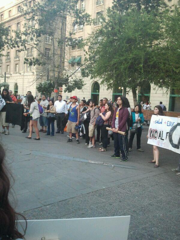 ChilotesenStgo's tweet photo. Chilotes se manifiestan en Santiago #NoAlPuenteEnChacao http://t.co/UucaDbWdcM