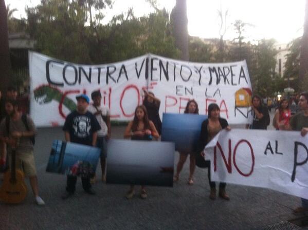 ChilotesenStgo's tweet photo. #NoAlPuenteEnChacao Chilotes llaman la atención en las calles de Santiago #stgonoeschile http://t.co/DDq5gpce9c
