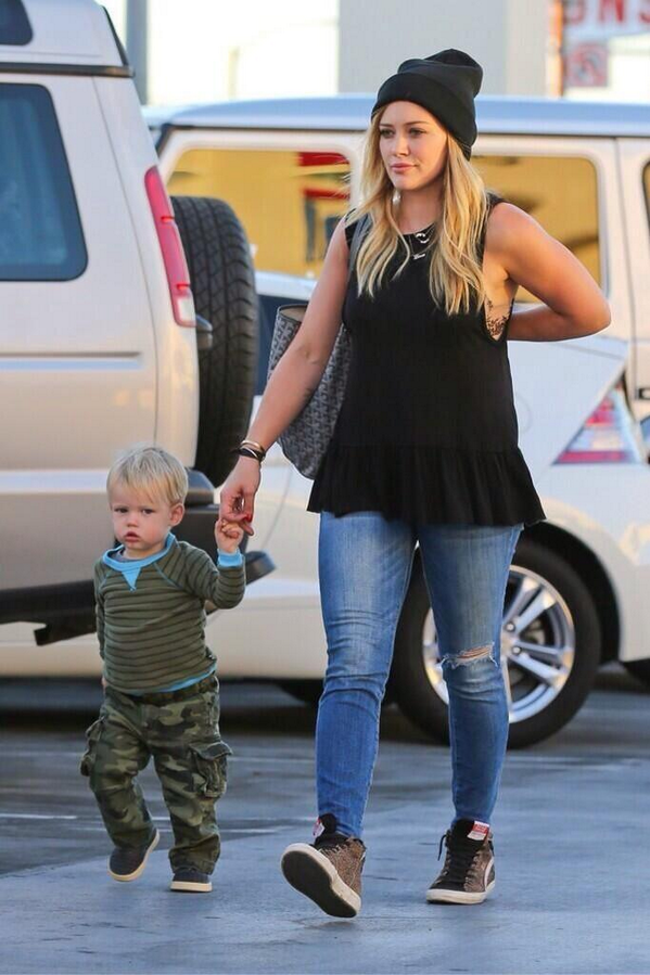IovebaIIoons's tweet photo. congrats to Hilary Duff for being one of the few Disney stars who hasn't turned crazy http://t.co/0imohrpyiV
