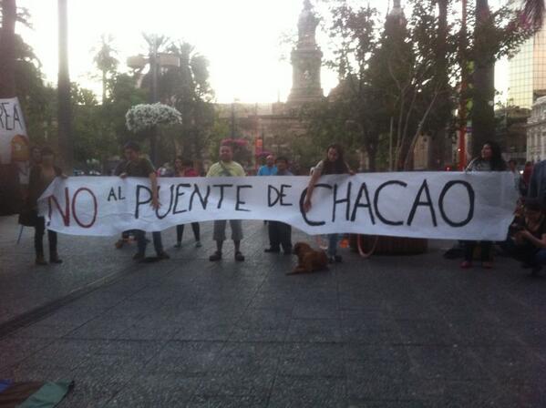ChilotesenStgo's tweet photo. Chilotes en Santiago dicen #NoAlPuenteEnChacao @biobio http://t.co/8jkUA4vmKR