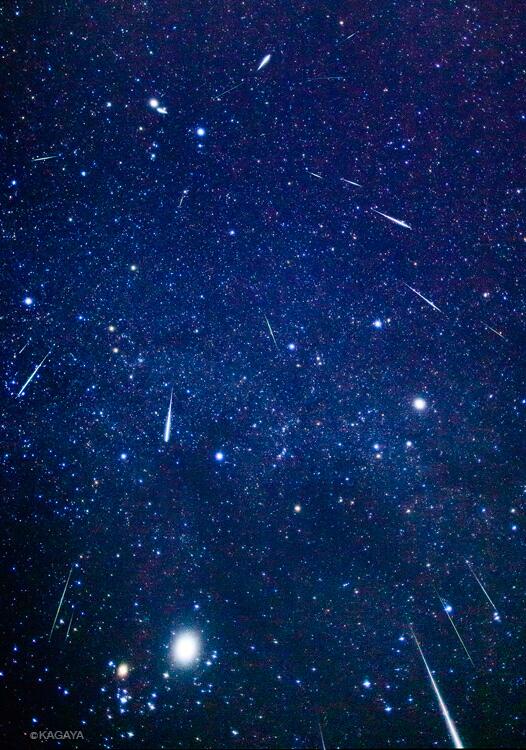 Kagaya 今夜 ふたご座流星群の見頃です 夜が更けるほど多くなり明日早朝3時 5時半には空の暗いところで１時間あたり数十個見えそうです 写真は昨年 90分の間に流れた 流れ星を重ねたものです Http T Co Krrtfgpzx5