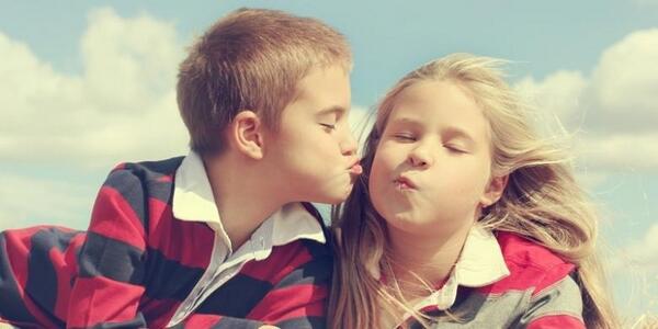 любовь к ребенку. любовь детей 8 лет. французский поцелуй детей. покажи видео где мальчики и девочки. мальчик целует девочку.