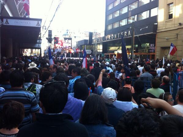 jparavenab's tweet photo. Hoy en el centro de Temuco la gente demostró Que Sí Se Puede. Más de 6 mil personas acompañaron a @EvelynPdta http://t.co/gPZzOHL6ki