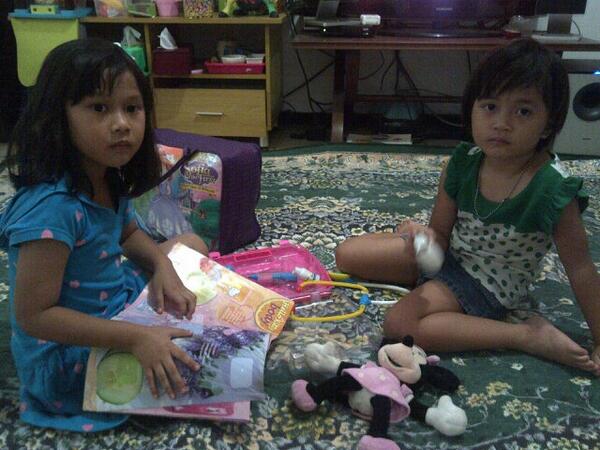 HRdanukusumo's tweet photo. Suruh nginep aja buna? :) RT @vinarani206: @HRdanukusumo   @savageetha  Dalam sekejap lgs lupa sama ibunya http://t.co/tTjtofRyZQ