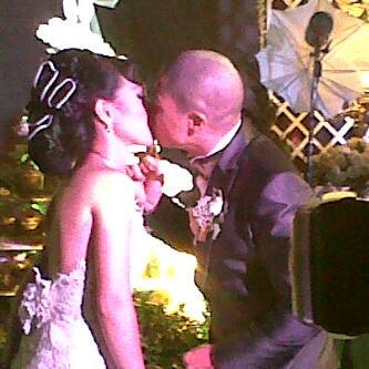 StenlyRonaldo's tweet photo. Happy Wedding @pancejonathan. Makasih Bunganya hahaha http://t.co/ViHp55DMEx