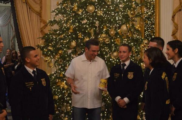 Entregándole un obsequio al Gobernador.