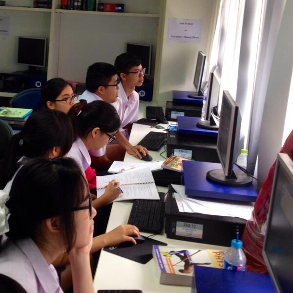RollMill's tweet photo. A classroom full of first time coders! http://t.co/Nb1Nz90ddB